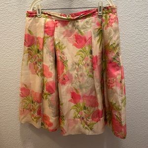 Boden flowery pink and green color, lined with the same print and some pleats.